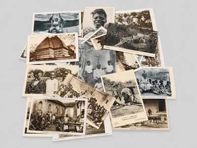 une pile de vieilles photos représentant des personnes et des bâtiments