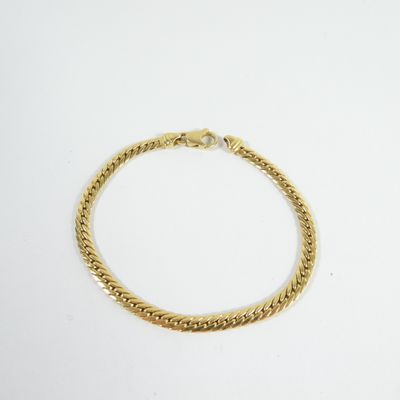 un bracelet à chaîne en or avec un fermoir sur fond blanc