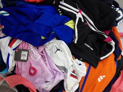 un tas de vêtements posé sur un lit