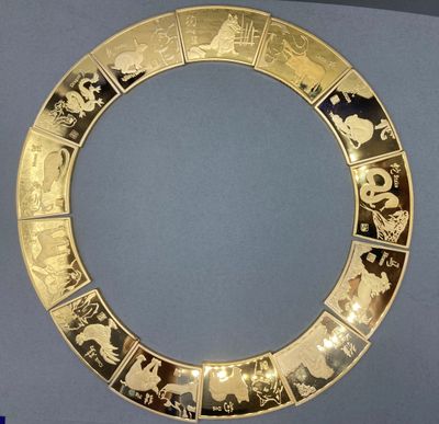une image représentant une assiette en or ornée d'un motif circulaire
