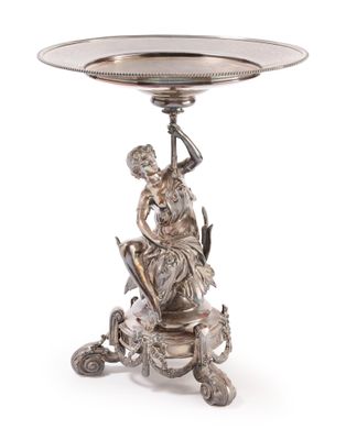 un plat ancien en argent orné d'une statue représentant une femme à cheval