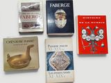 plusieurs livres posés sur une table avec un fond blanc et un fond blanc