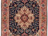 un tapis bleu et rouge à motifs de médaillons