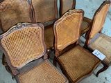 six chaises anciennes à dossier en rotin et assise en osier dans une pièce
