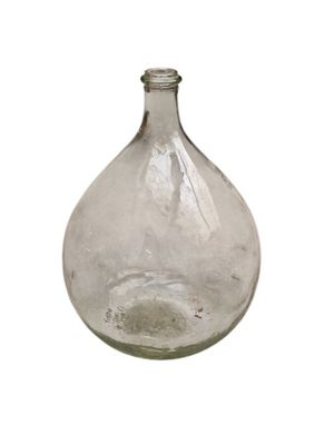 une bouteille en verre transparent contenant un peu d'eau