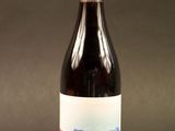 une bouteille de vin posée sur une table