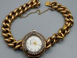 une image représentant une montre-bracelet en or entourée d'une chaîne
