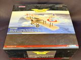 la boîte est ouverte pour montrer la maquette d'un avion