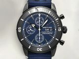 un gros plan d'une montre avec un bracelet bleu