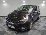 la photo d'une voiture noire garée sur un sol en damier