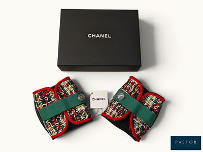 nœud papillon Chanel rouge, vert et blanc, présenté dans un coffret noir