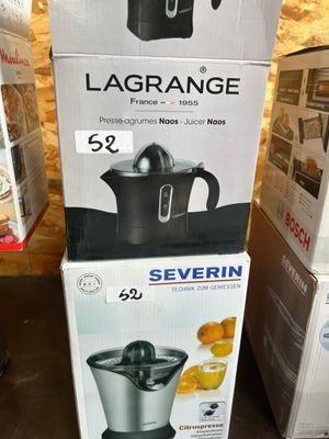 deux cartons contenant des appareils électroménagers sont empilés l'un sur l'autre