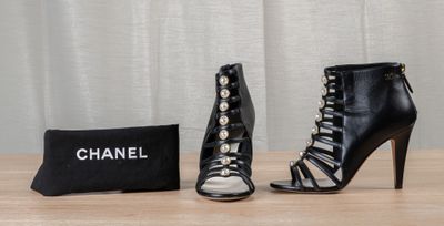 CHANEL Paire de bottines en cuir noir ajouré devant, chaque …