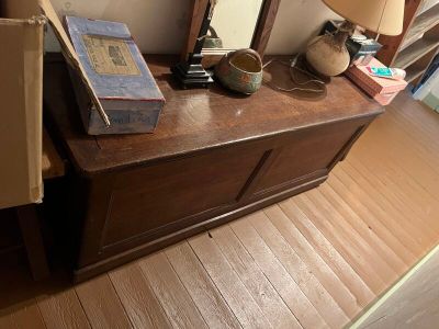 une table en bois sur laquelle se trouvent un livre et une lampe
