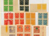 de nombreux types de timbres différents sur une feuille de papier