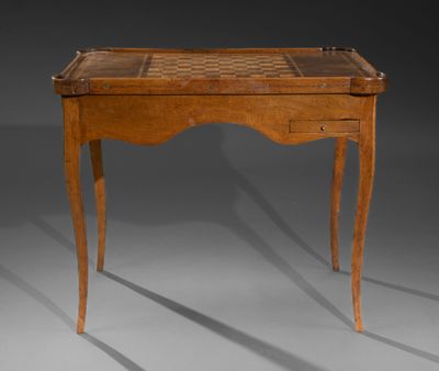 une vieille table en bois sur laquelle est posé un échiquier