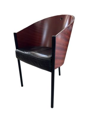 La chaise est en bois et en cuir, avec une assise en cuir noir