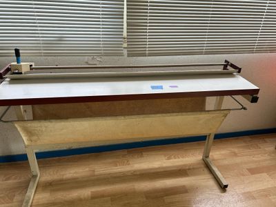 une image représentant une machine à coudre posée sur une table