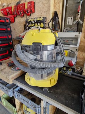 un aspirateur jaune posé sur un établi dans un garage