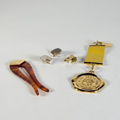 KARL LAGERFELD, porte clefs cuir jaune et métal doré portant…
