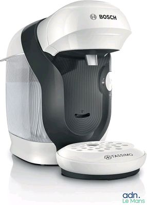 une cafetière posée à côté d'une télécommande