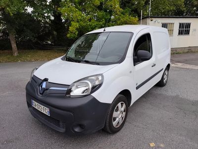 la photo d'une camionnette blanche garée sur un parking