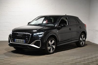 Le nouveau SUV Audi QX est garé dans le garage.