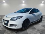 la photo d'une voiture blanche garée dans un garage