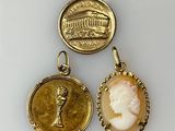 deux pendentifs en or et en camée, dont l'un représentant une tête de femme