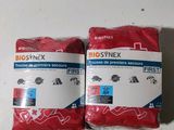 deux sachets de pansements de premiers secours Biosynex posés sur une table