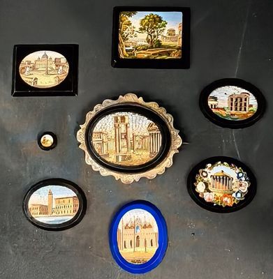 beaucoup de photos accrochées au mur de cette pièce