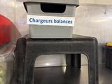 une pile de récipients posée sur un comptoir métallique