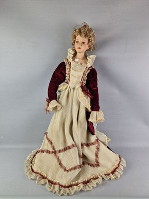 une image représentant une poupée représentant une femme en robe longue