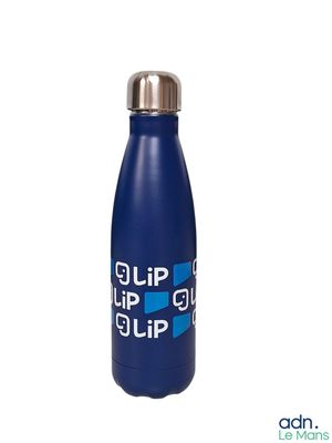La bouteille d'eau est bleue et porte un logo.