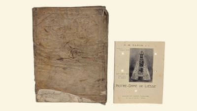 un vieux livre sur lequel figure l'image d'une tour