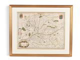 Une vieille carte de l'Angleterre est accrochée au mur.