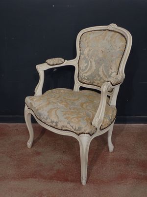 une chaise qui se trouve dans le coin d'une pièce