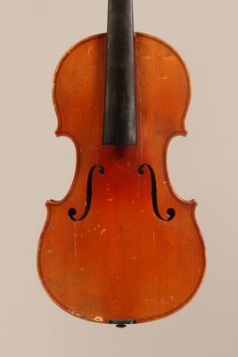 un vieux violon avec un archet noir sur fond blanc