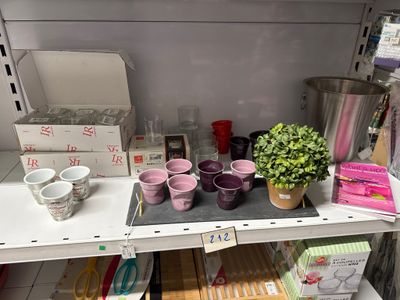une étagère sur laquelle sont disposés divers articles dans un magasin