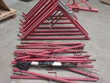 un tas d'engins de chantier rouges par terre