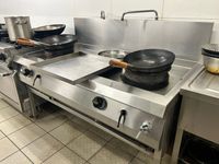 Piano WOK 2 feux au gaz FIGCO inox surmonté de deux robinets…