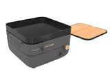 un gros plan d'une petite boîte noire avec un couvercle en bois