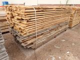 un gros tas de bois empilé les uns sur les autres