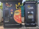 deux distributeurs automatiques situés l'un à côté de l'autre au bord de la route