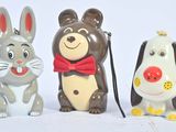 trois figurines d'animaux assis les uns à côté des autres