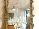 un grand miroir doré posé sur une table dans une pièce