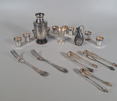 des couverts en argent posés sur une table blanche