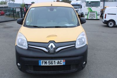 une camionnette jaune et noire garée sur un parking