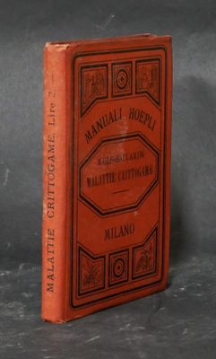 un livre marron posé sur une table, devant un fond noir