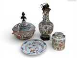 trois vases, un bol et une assiette posés sur une surface blanche